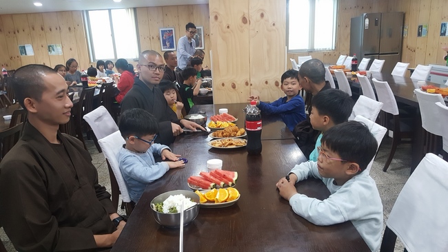 Partake in the Vesak Ceremony at Yonggungsa Cham Joeun Uri Temples